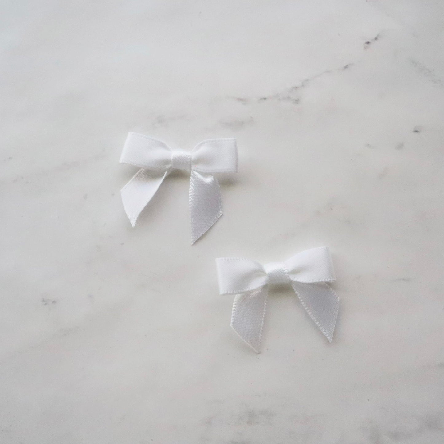 PRE TIED TINY SATIN BOWS (WHITE)