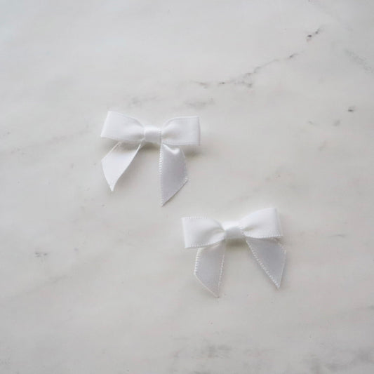 PRE TIED TINY SATIN BOWS (WHITE)