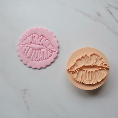 LIPS EMBOSSER