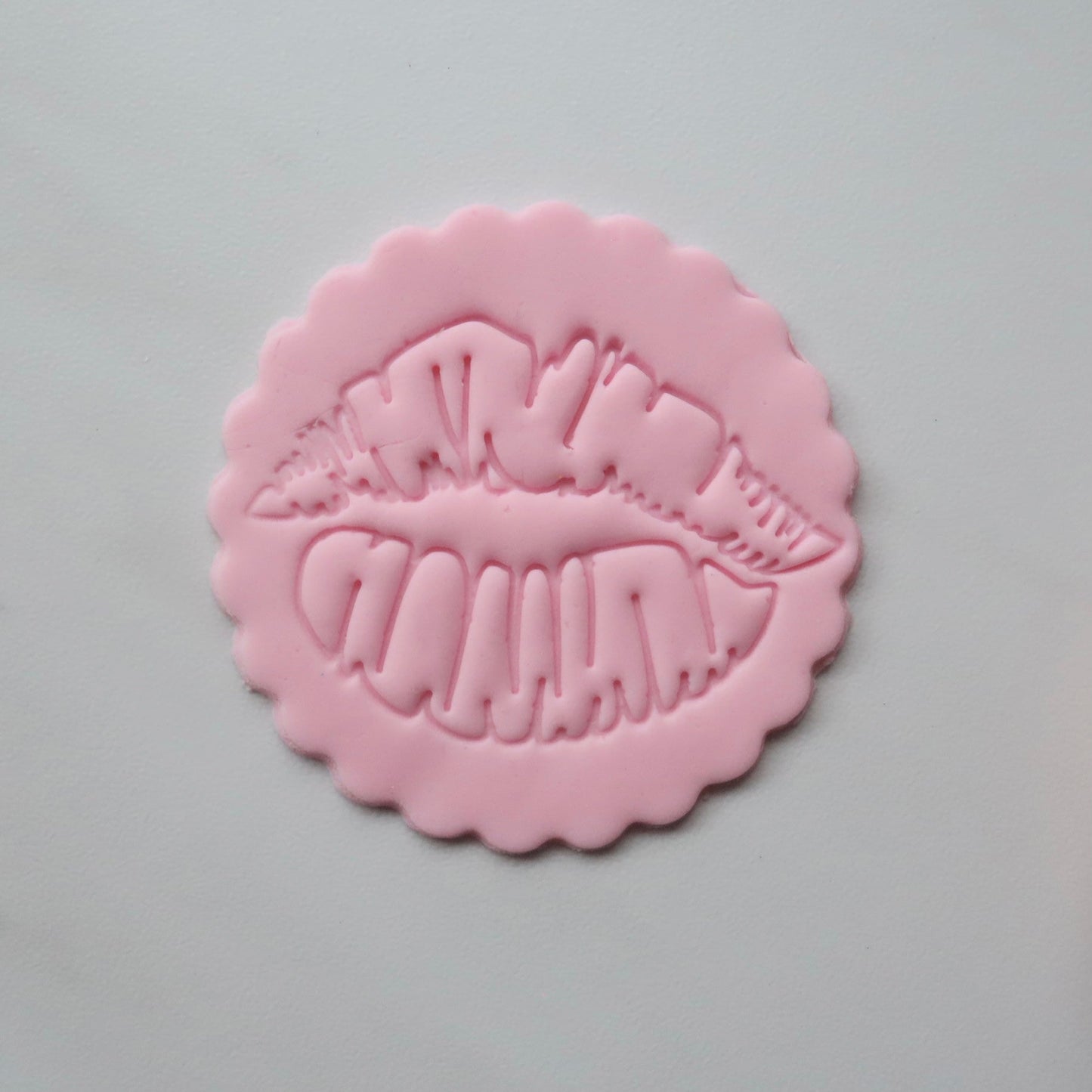LIPS EMBOSSER
